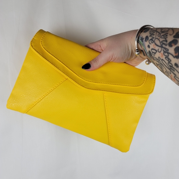 light yellow clutch
